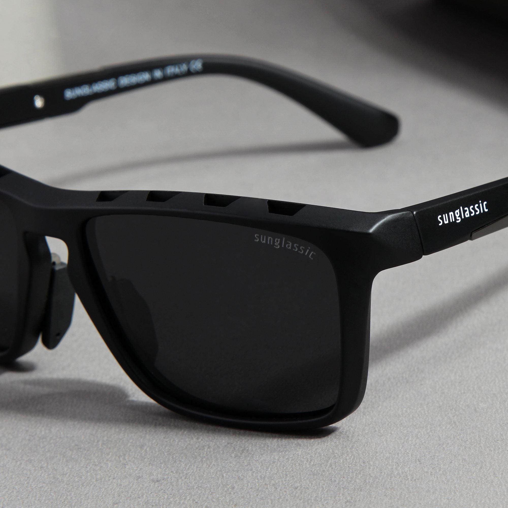 Polarized Lens Detail - SUNGLASSIC Hawk Black Rectangle Sunglasses.